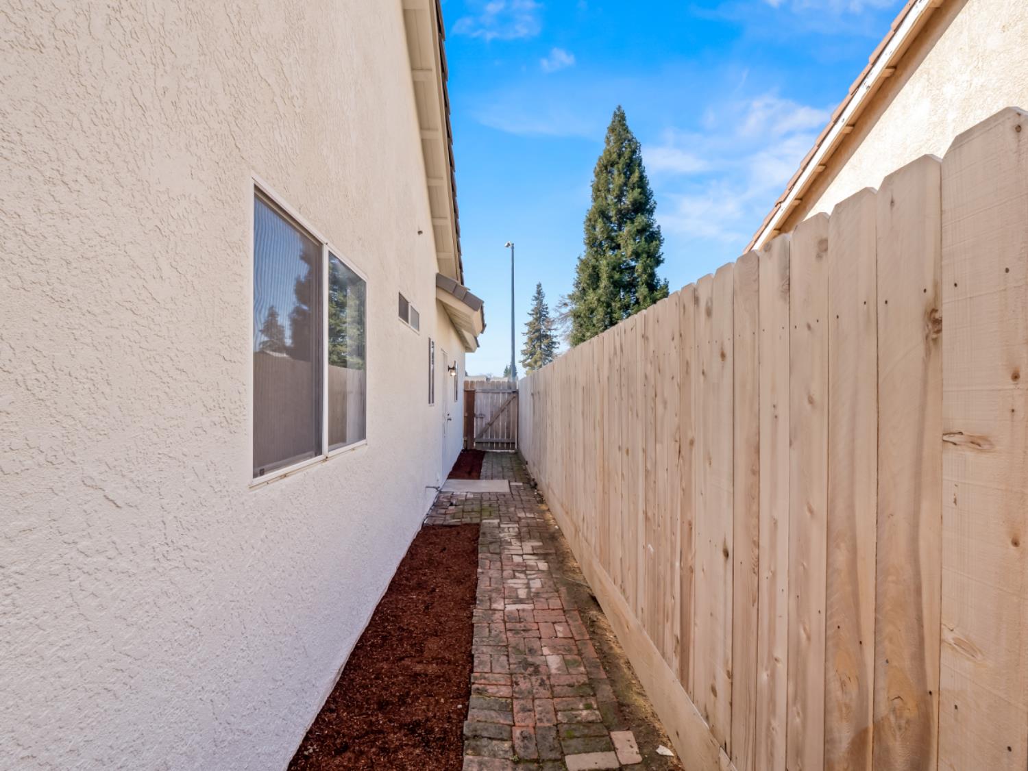 637 Coventry Ave, Clovis, CA 93611