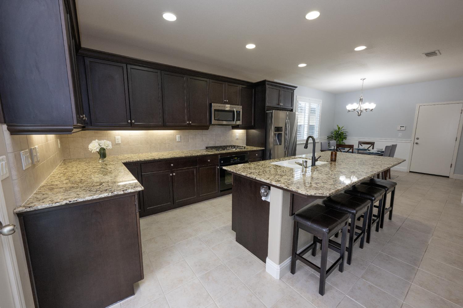 1638 N Mcpherson Ln, Clovis, CA 93619