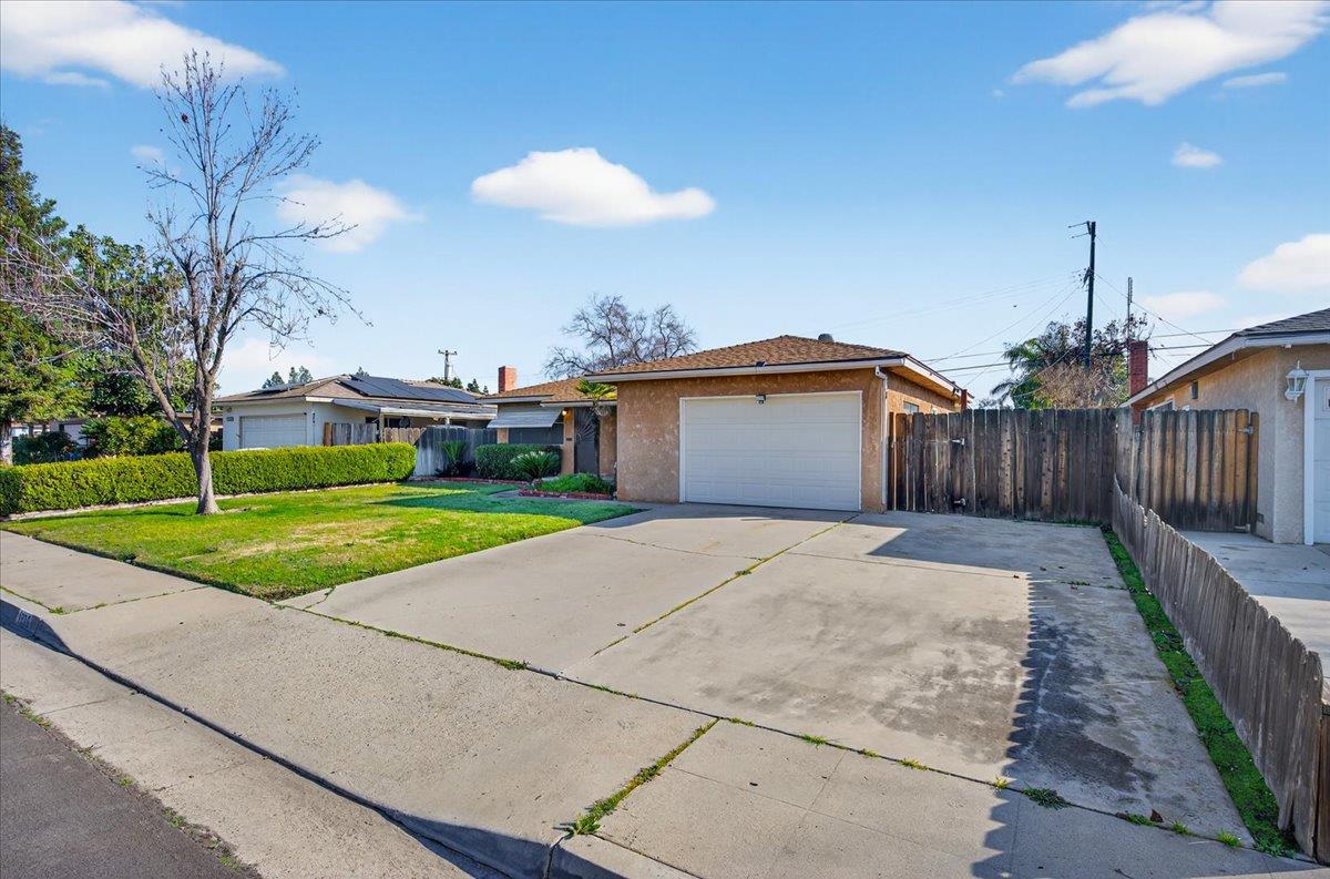 1335 Cindy Ave, Clovis, CA 93612
