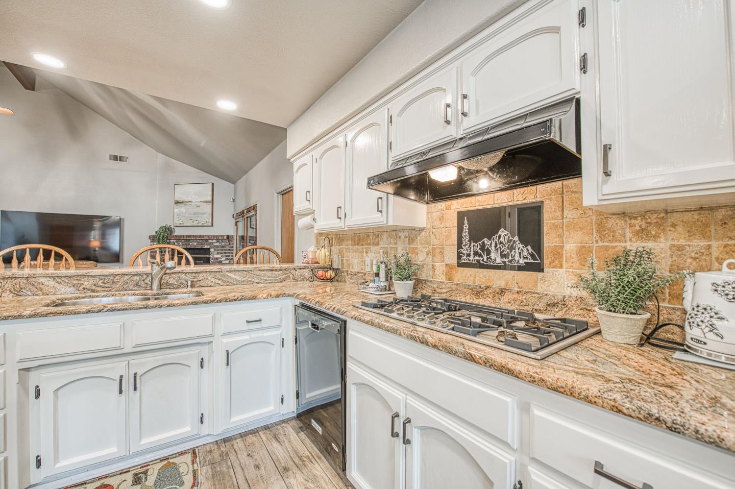 753 Bedford Ave, Clovis, CA 93611