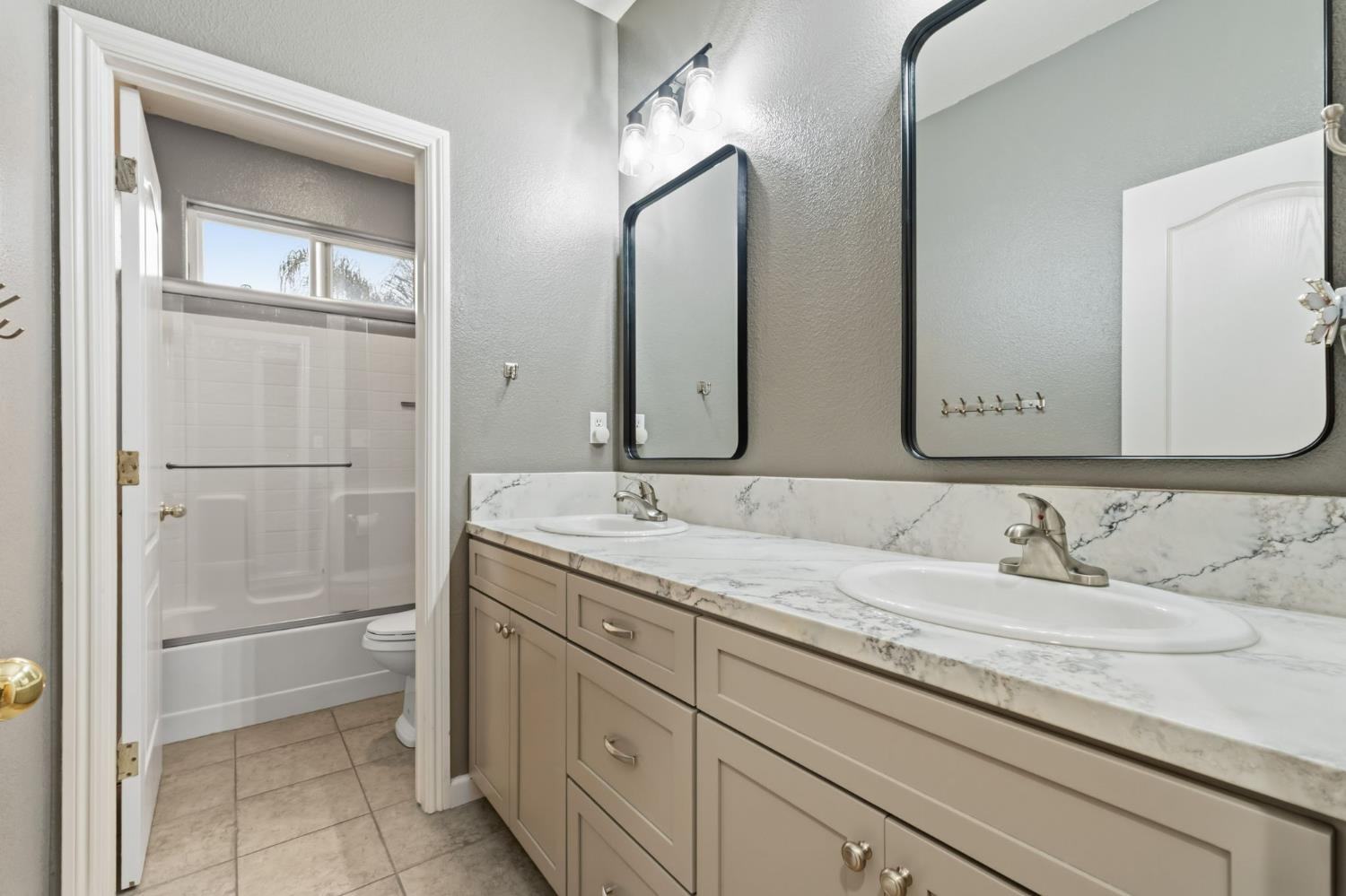 2871 Wrenwood Ave, Clovis, CA 93611