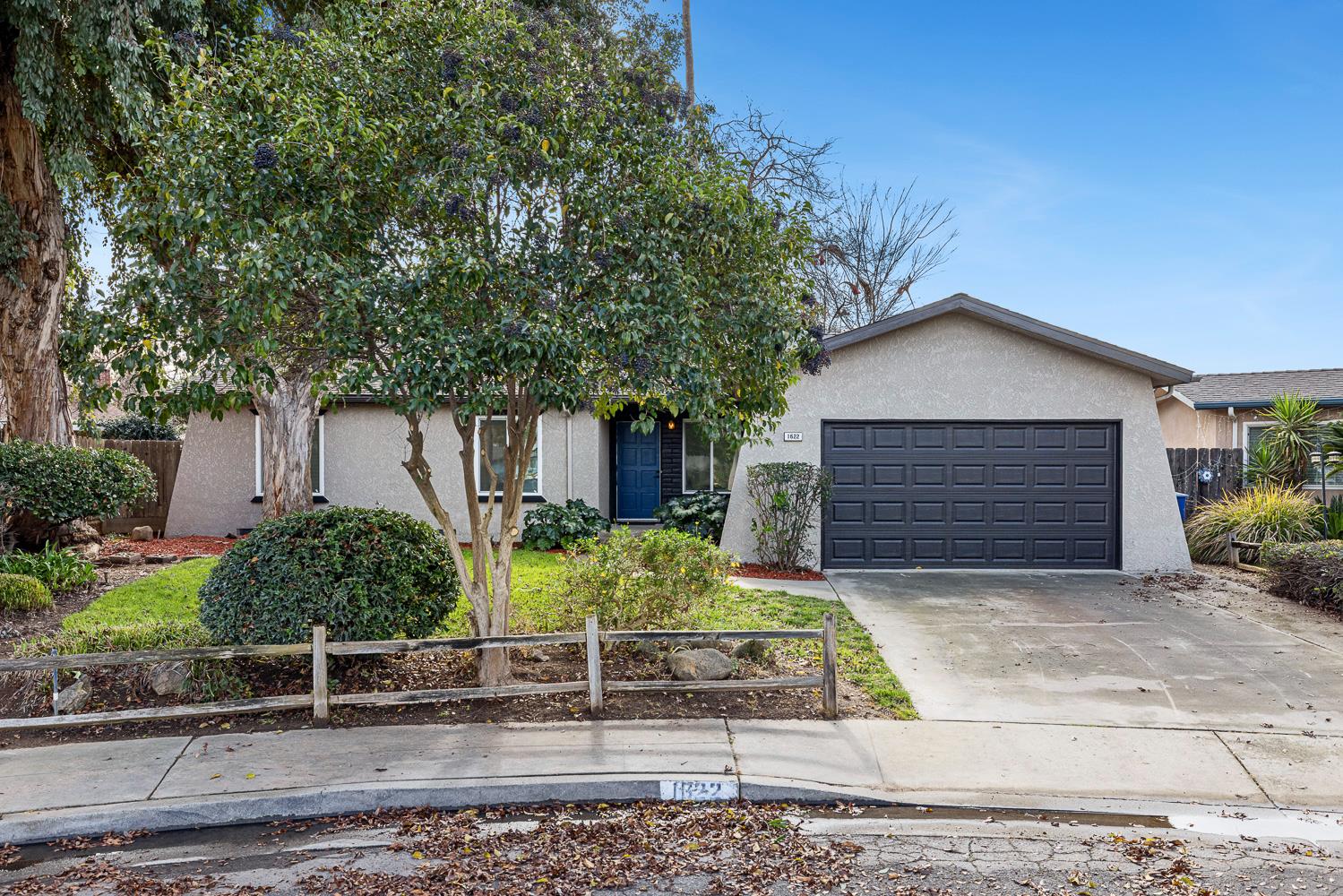 1622 Dennis Ave, Clovis, CA 93611