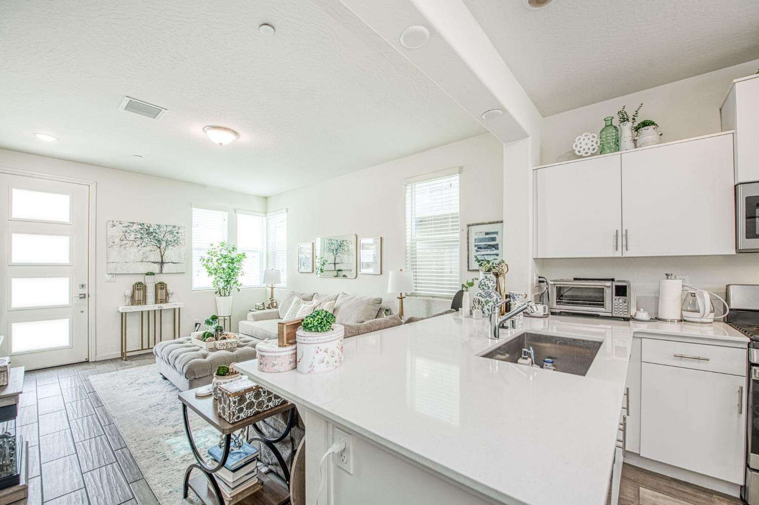 2053 N Ralph Ln, Clovis, CA 93619