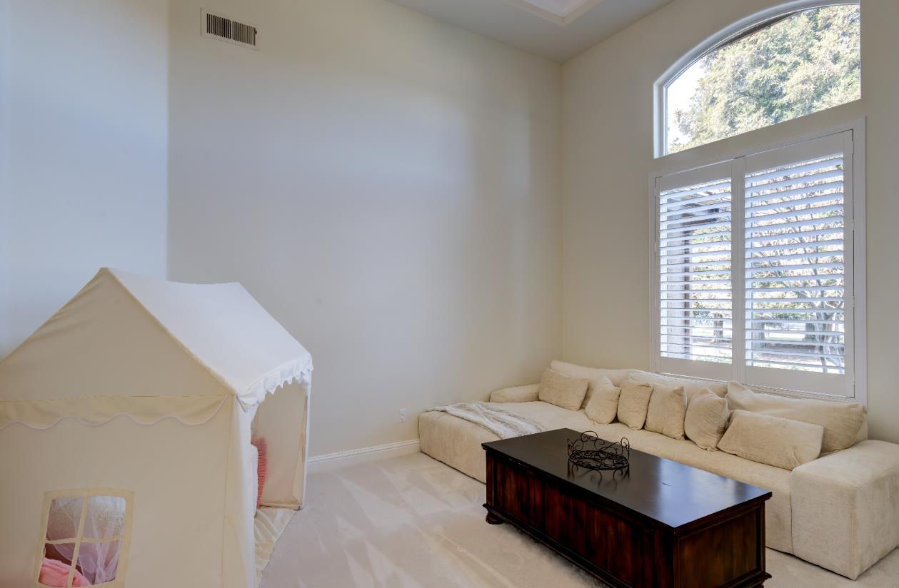 13209 E Falcon Meadow Ln, Clovis, CA 93619