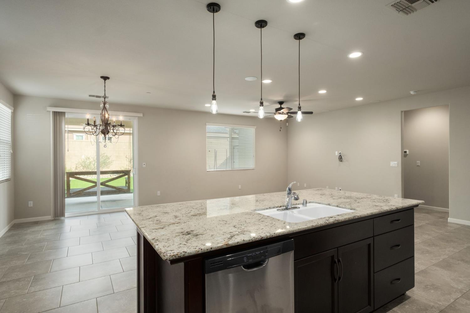 1565 N Kaweah Ave, Clovis, CA 93619