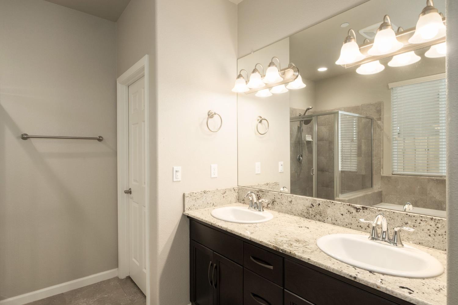 1565 N Kaweah Ave, Clovis, CA 93619