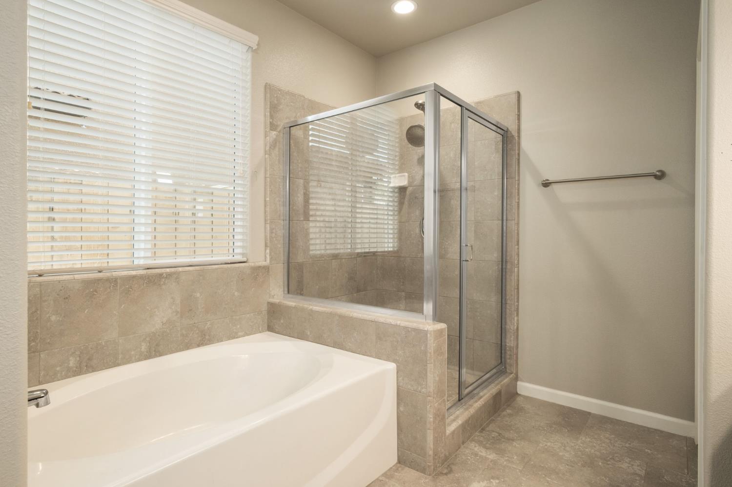 1565 N Kaweah Ave, Clovis, CA 93619