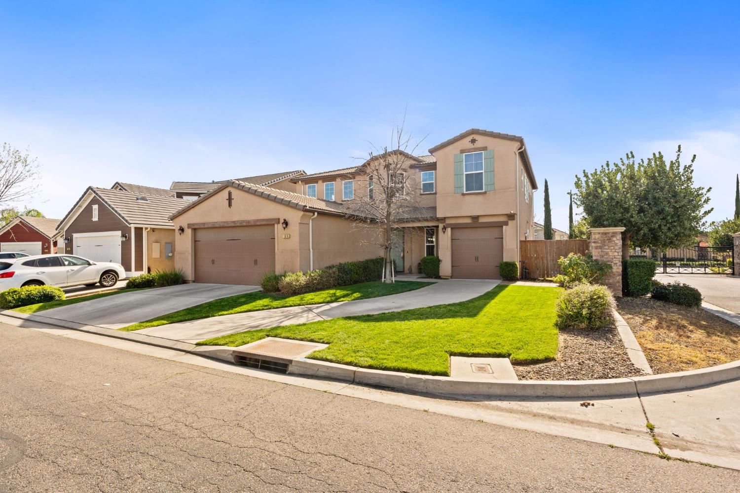 1814 N Notting Hill Ln, Clovis, CA 93619