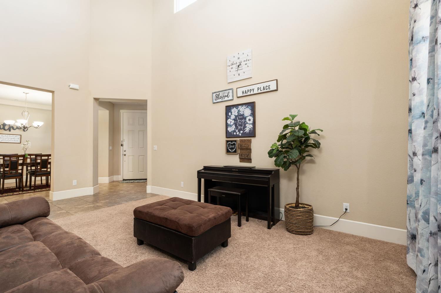 1814 N Notting Hill Ln, Clovis, CA 93619