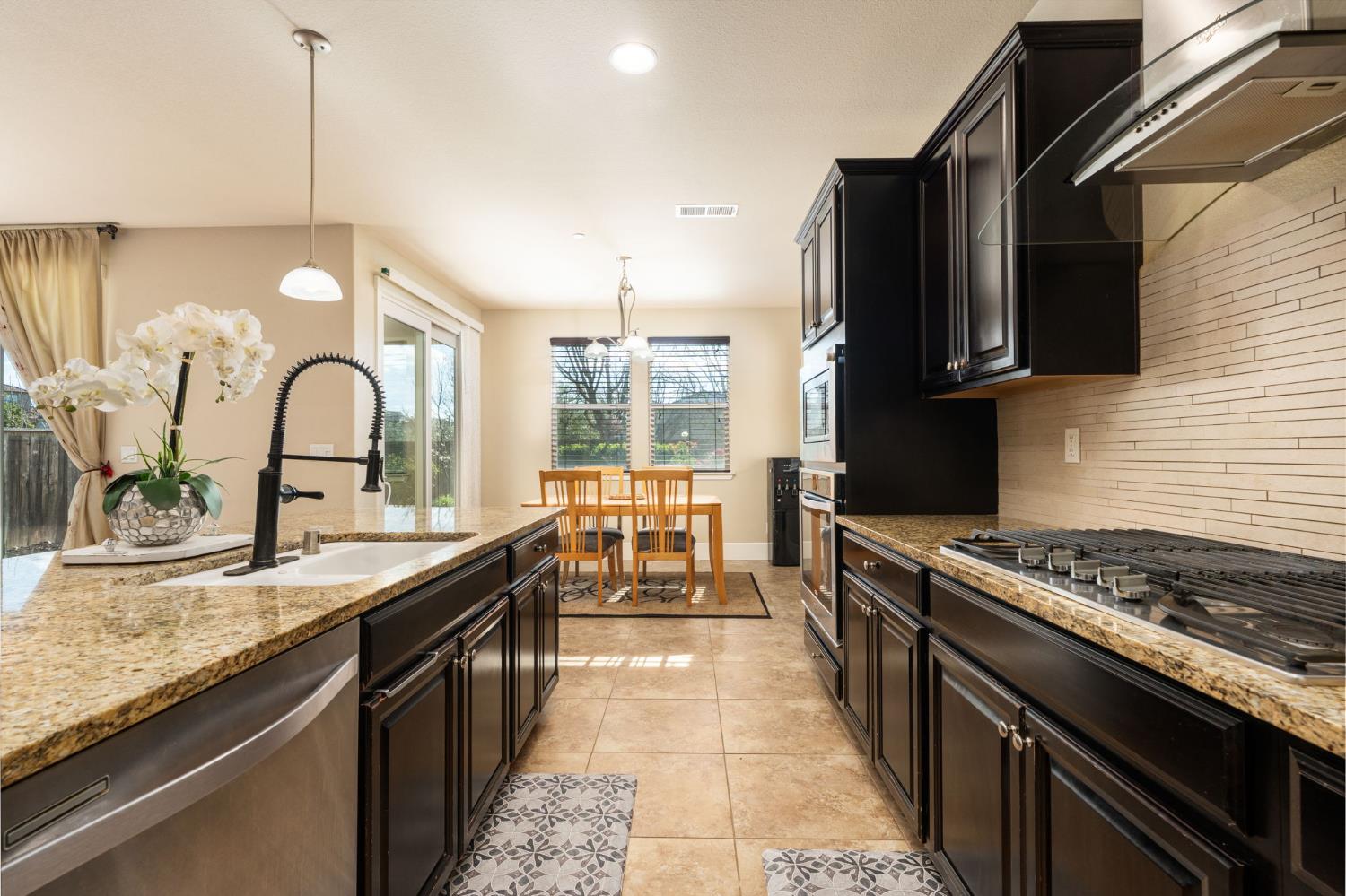 1814 N Notting Hill Ln, Clovis, CA 93619