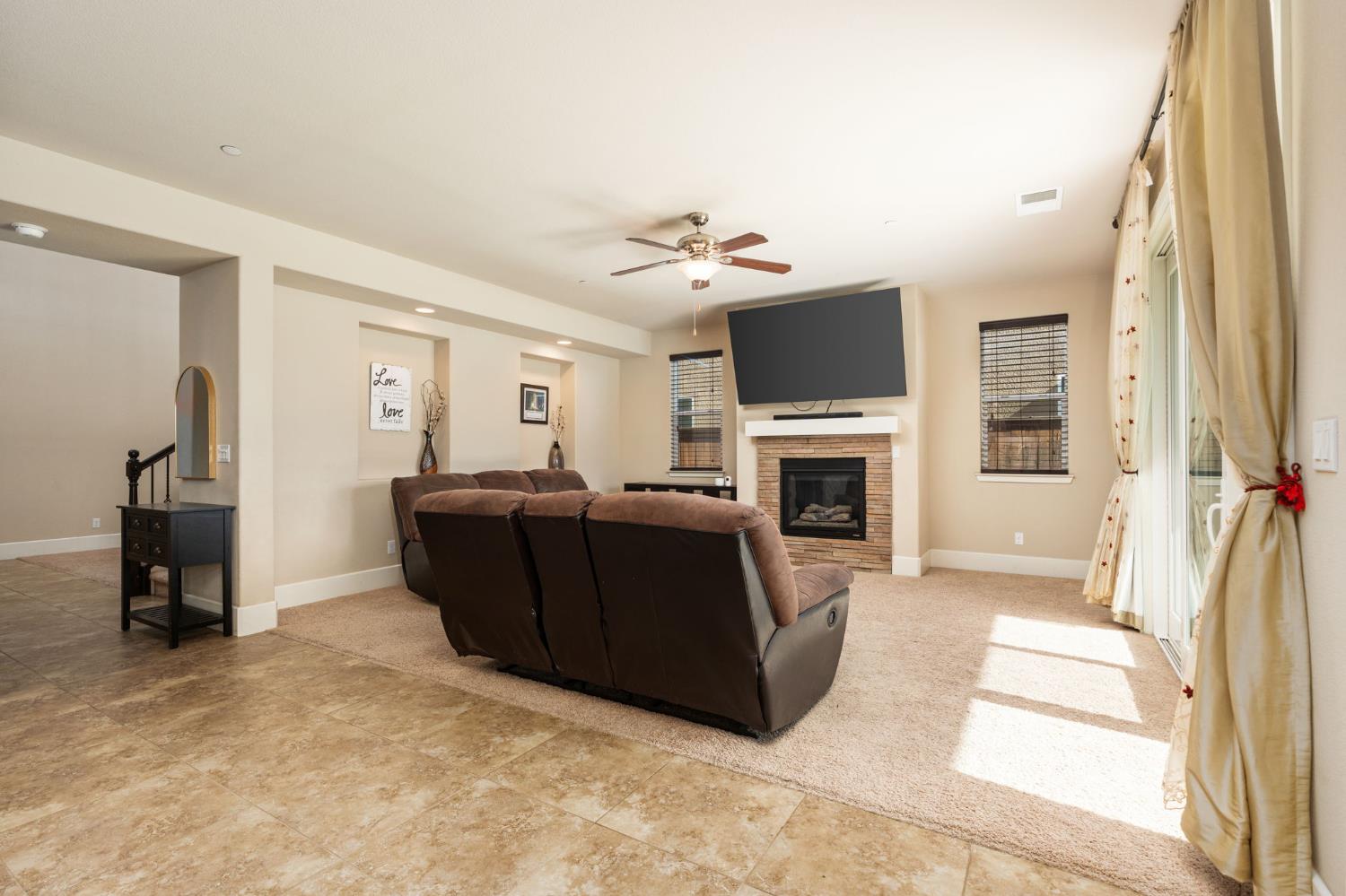 1814 N Notting Hill Ln, Clovis, CA 93619