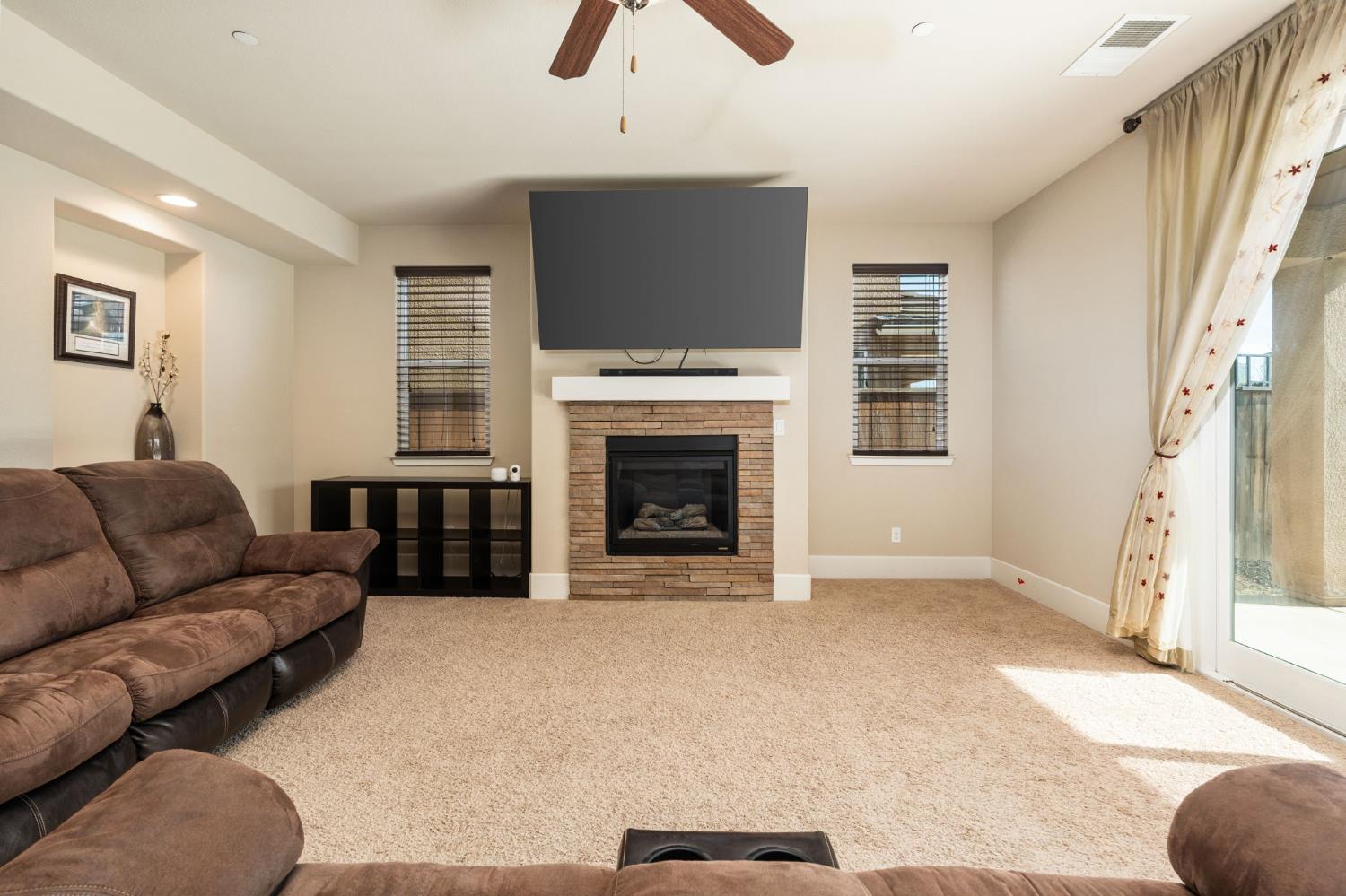 1814 N Notting Hill Ln, Clovis, CA 93619