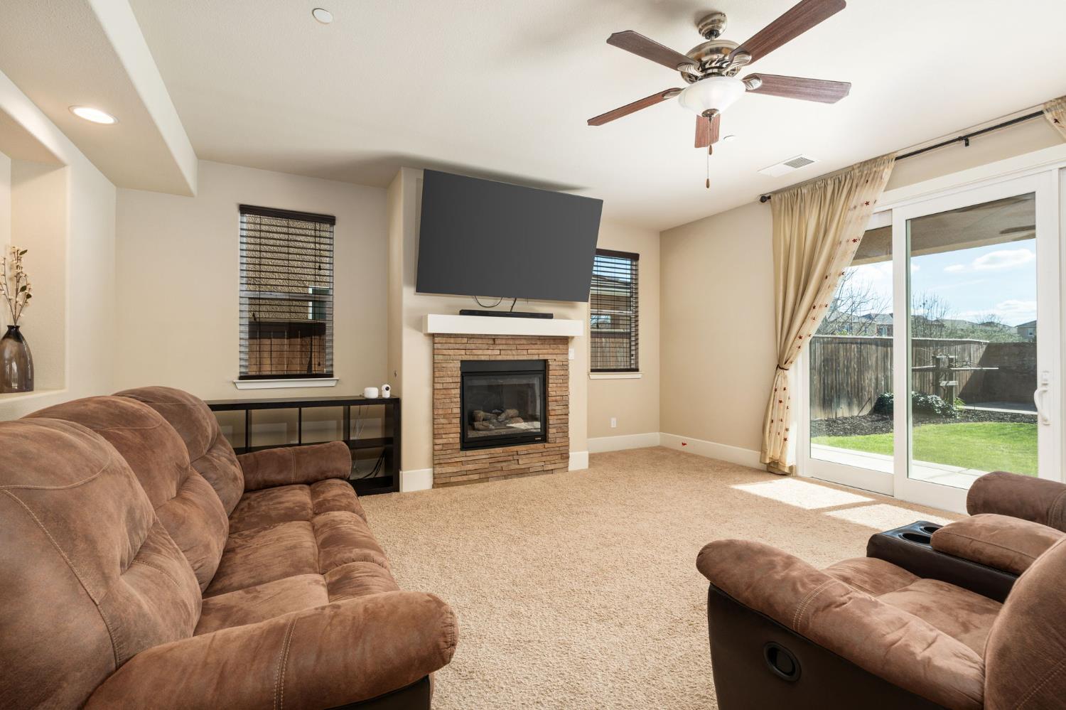 1814 N Notting Hill Ln, Clovis, CA 93619