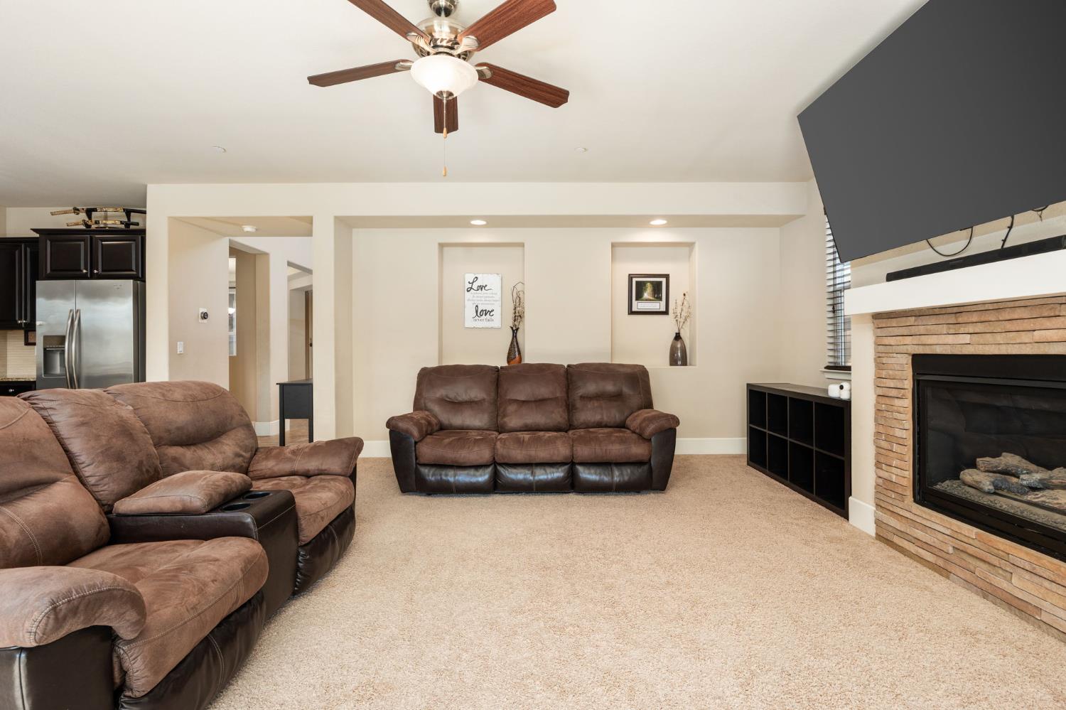 1814 N Notting Hill Ln, Clovis, CA 93619