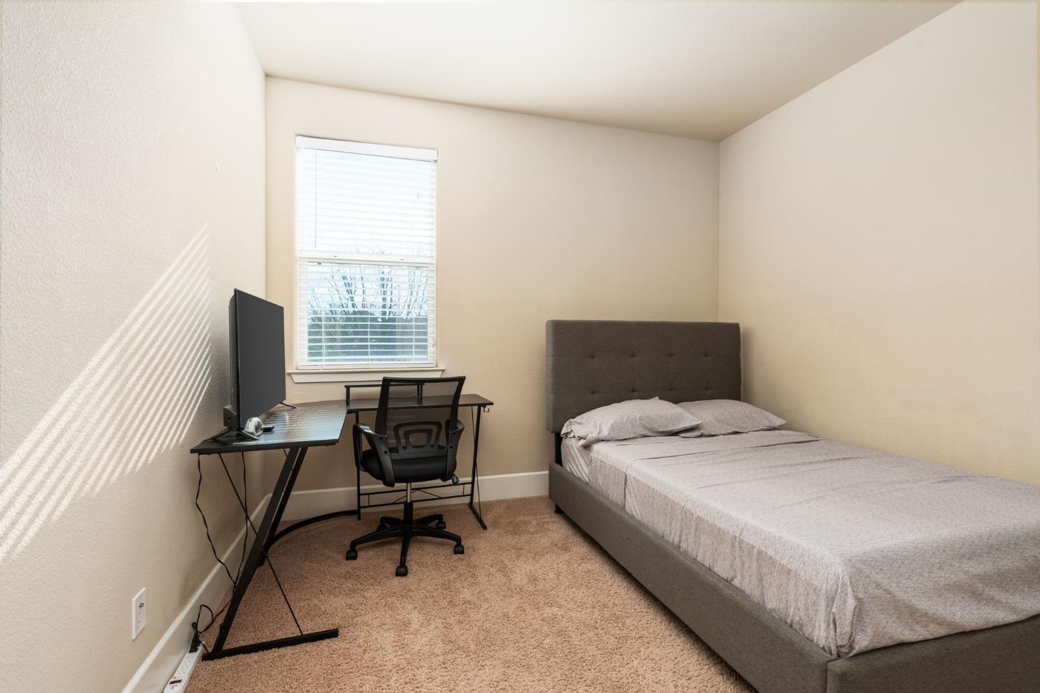 1814 N Notting Hill Ln, Clovis, CA 93619