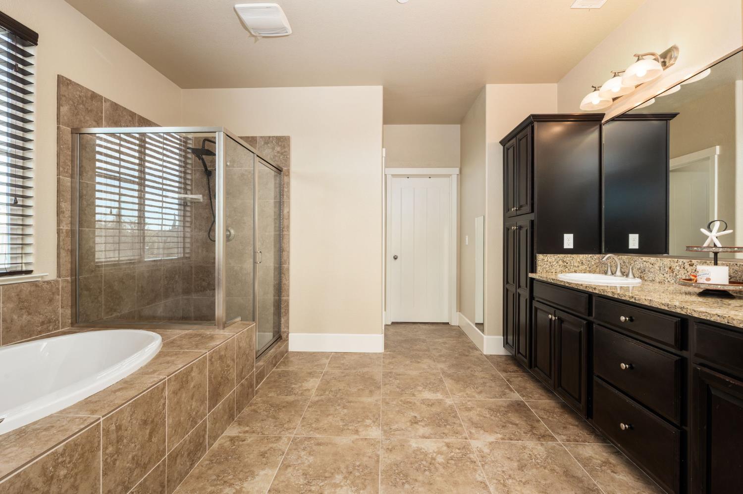 1814 N Notting Hill Ln, Clovis, CA 93619