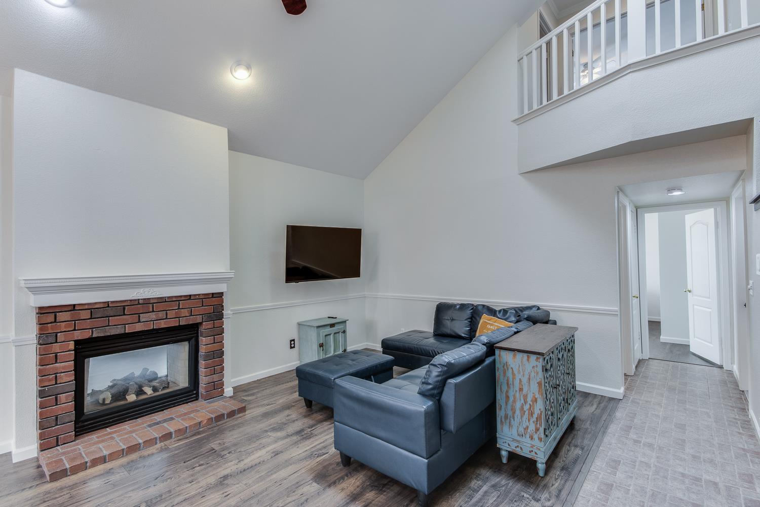 166 Bedford Ave, Clovis, CA 93611