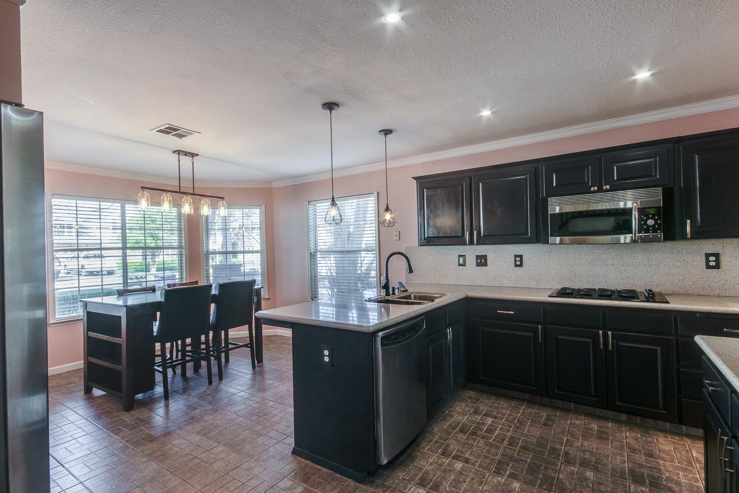 166 Bedford Ave, Clovis, CA 93611