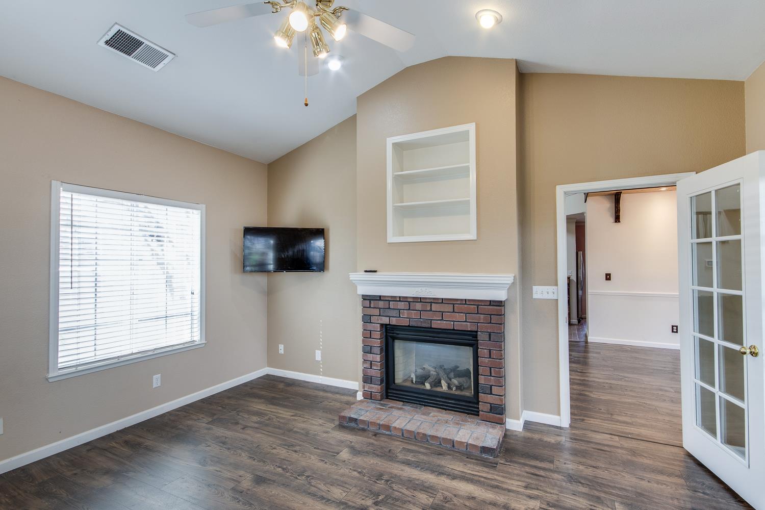 166 Bedford Ave, Clovis, CA 93611