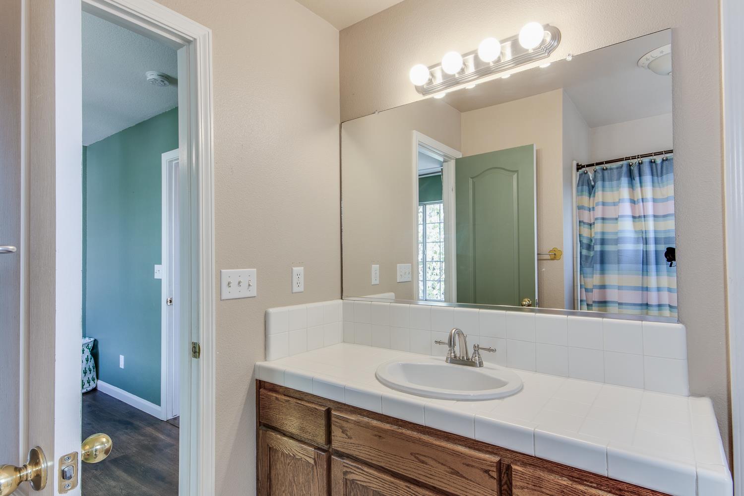 166 Bedford Ave, Clovis, CA 93611