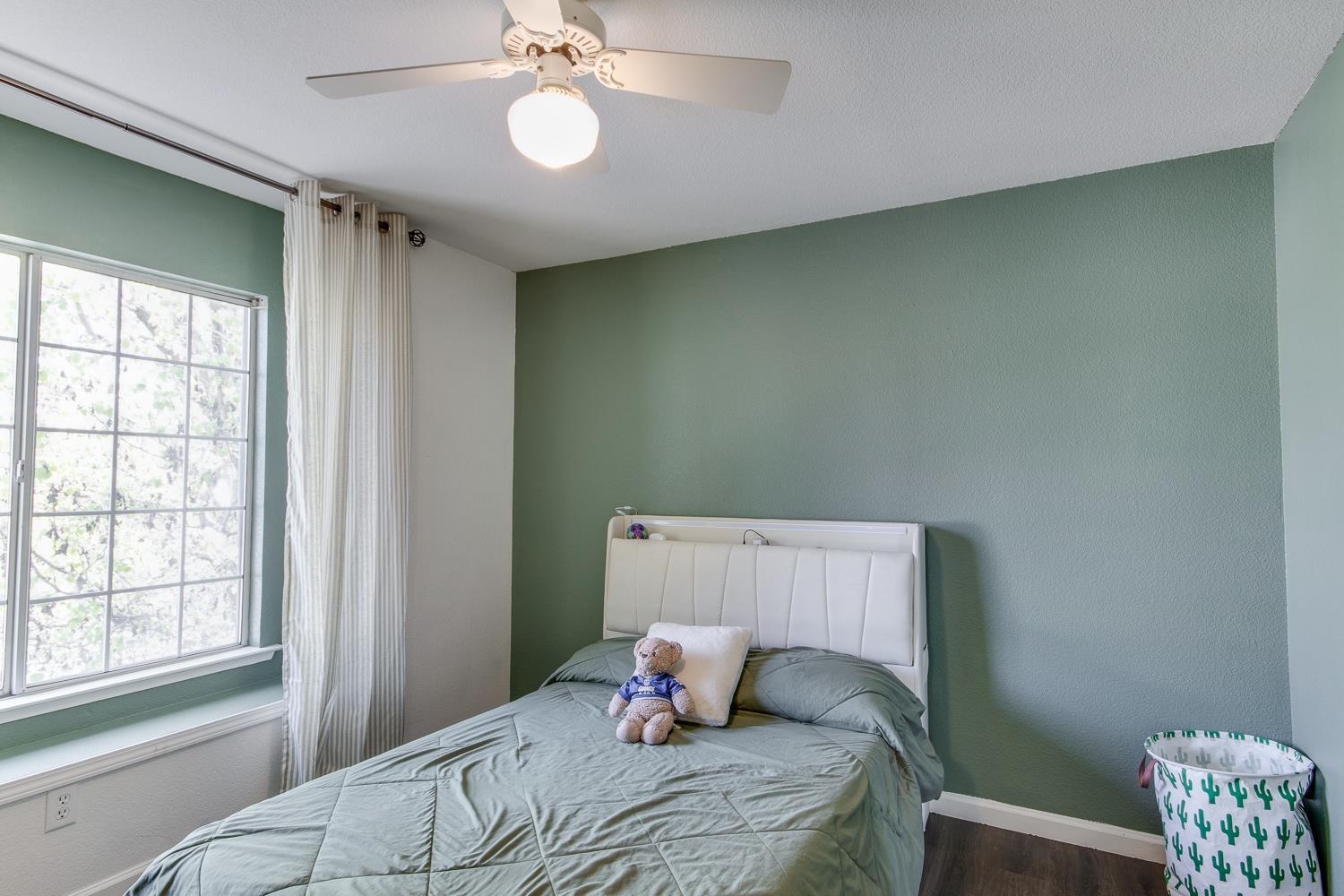 166 Bedford Ave, Clovis, CA 93611