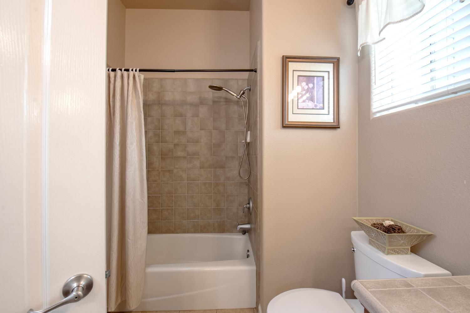 1890 N Hornet Ave, Clovis, CA 93619