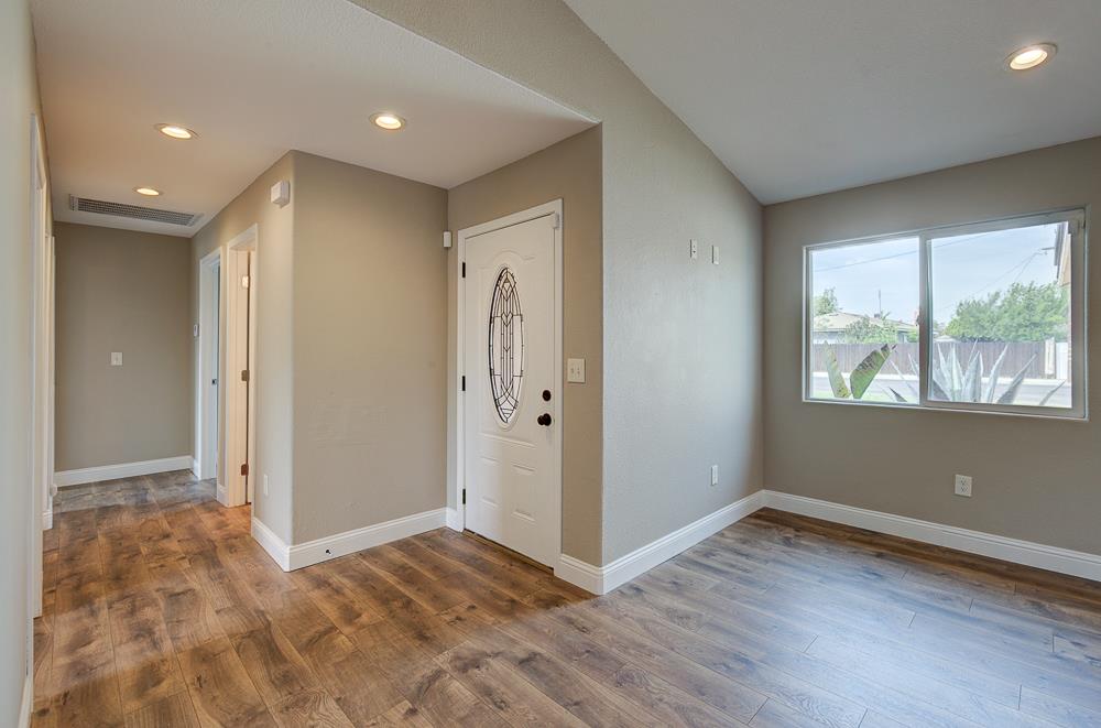 216 Keats Ave, Clovis, CA 93612