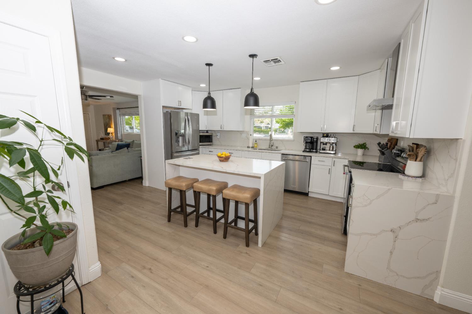 2064 Ashlan Ave, Clovis, CA 93611