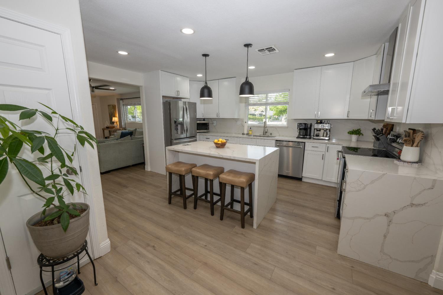 2064 Ashlan Ave, Clovis, CA 93611