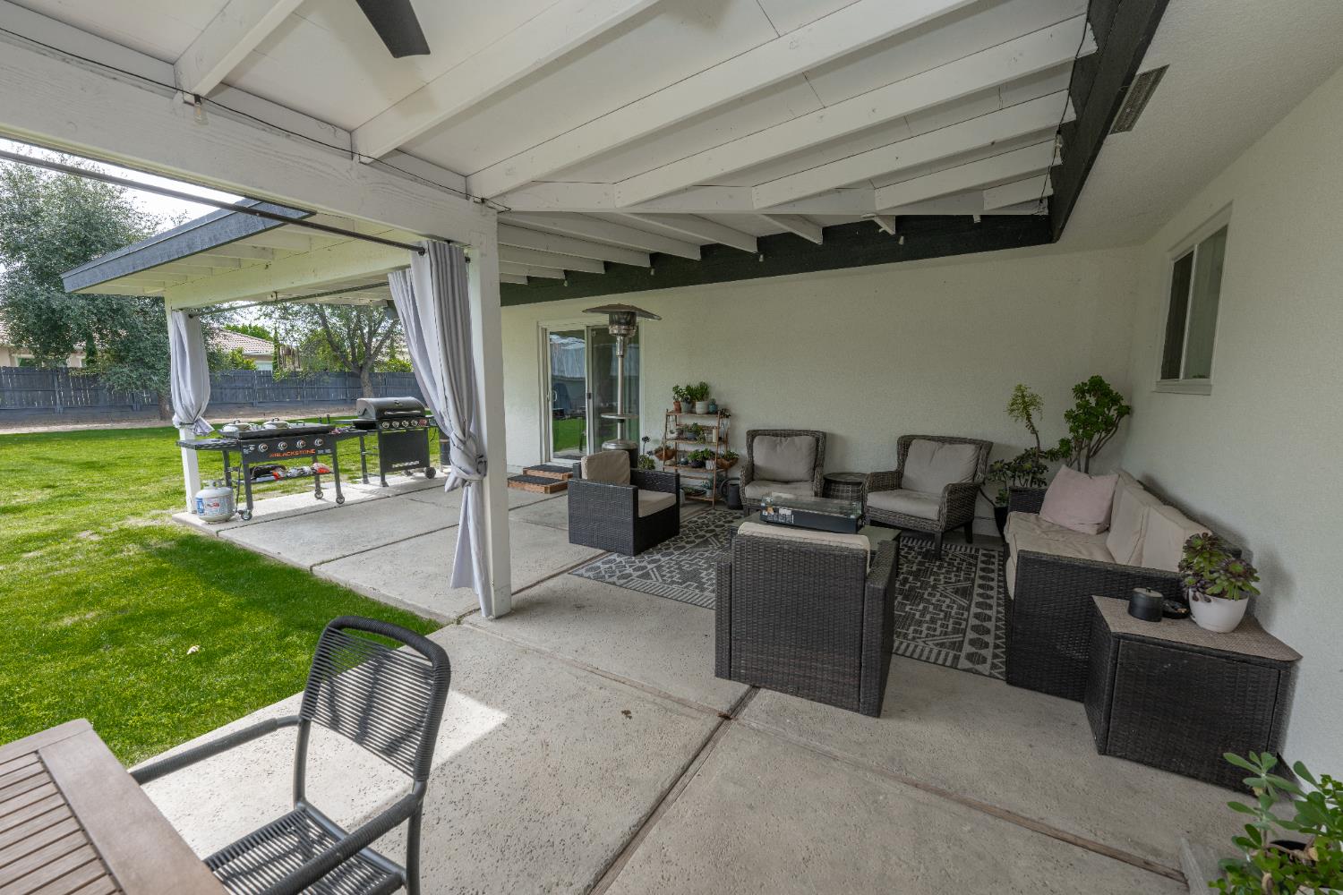 2064 Ashlan Ave, Clovis, CA 93611