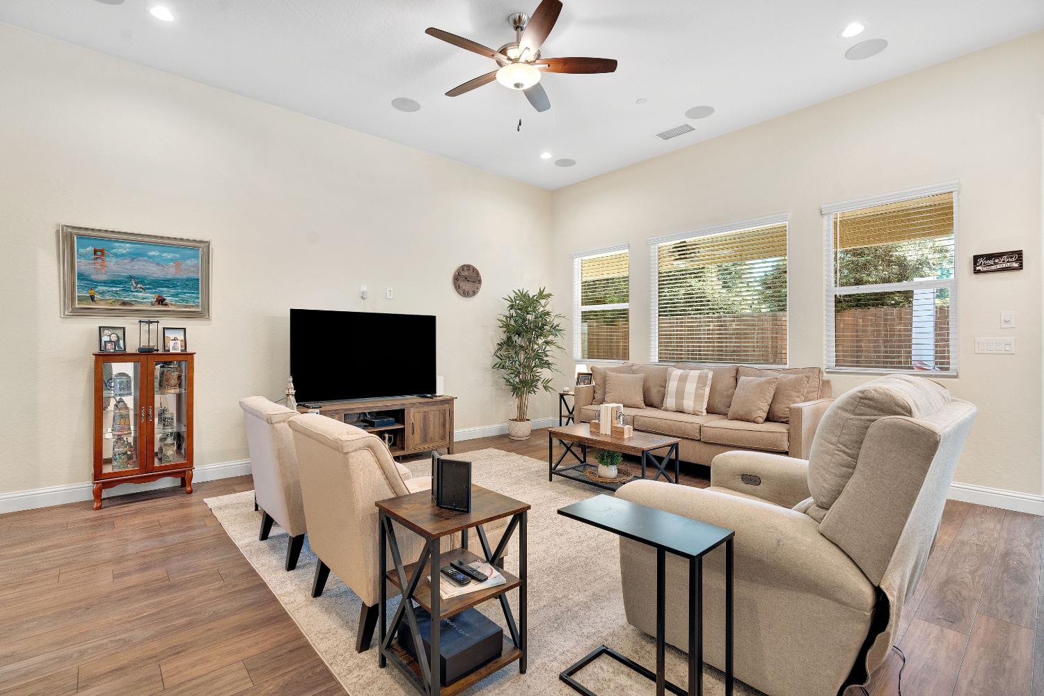 1807 Las Rosas Ave, Clovis, CA 93619