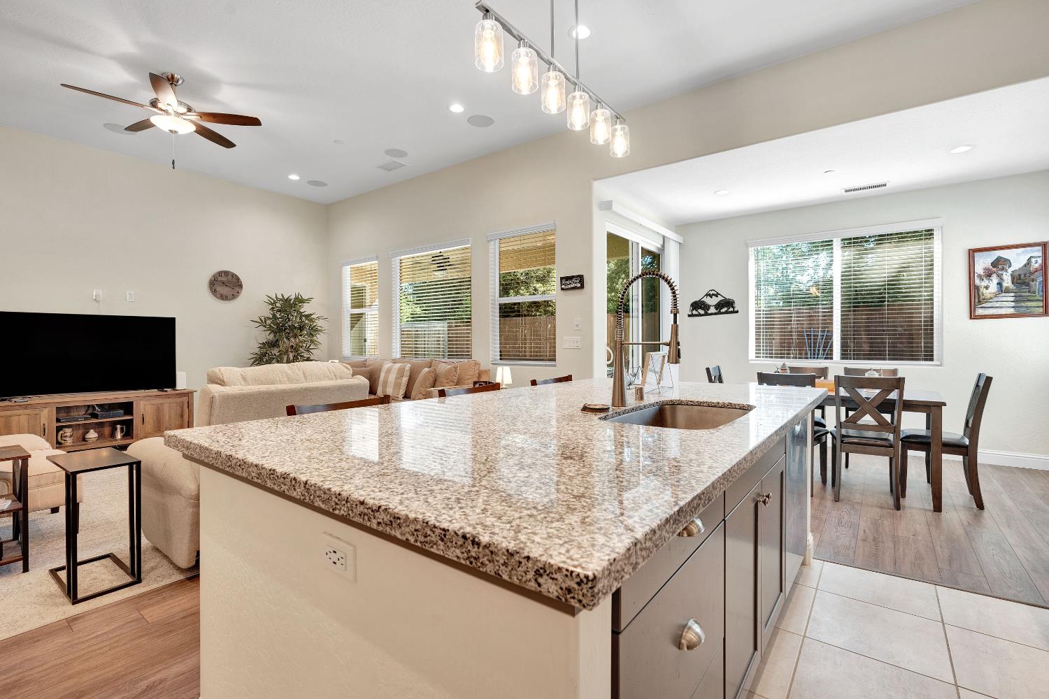 1807 Las Rosas Ave, Clovis, CA 93619