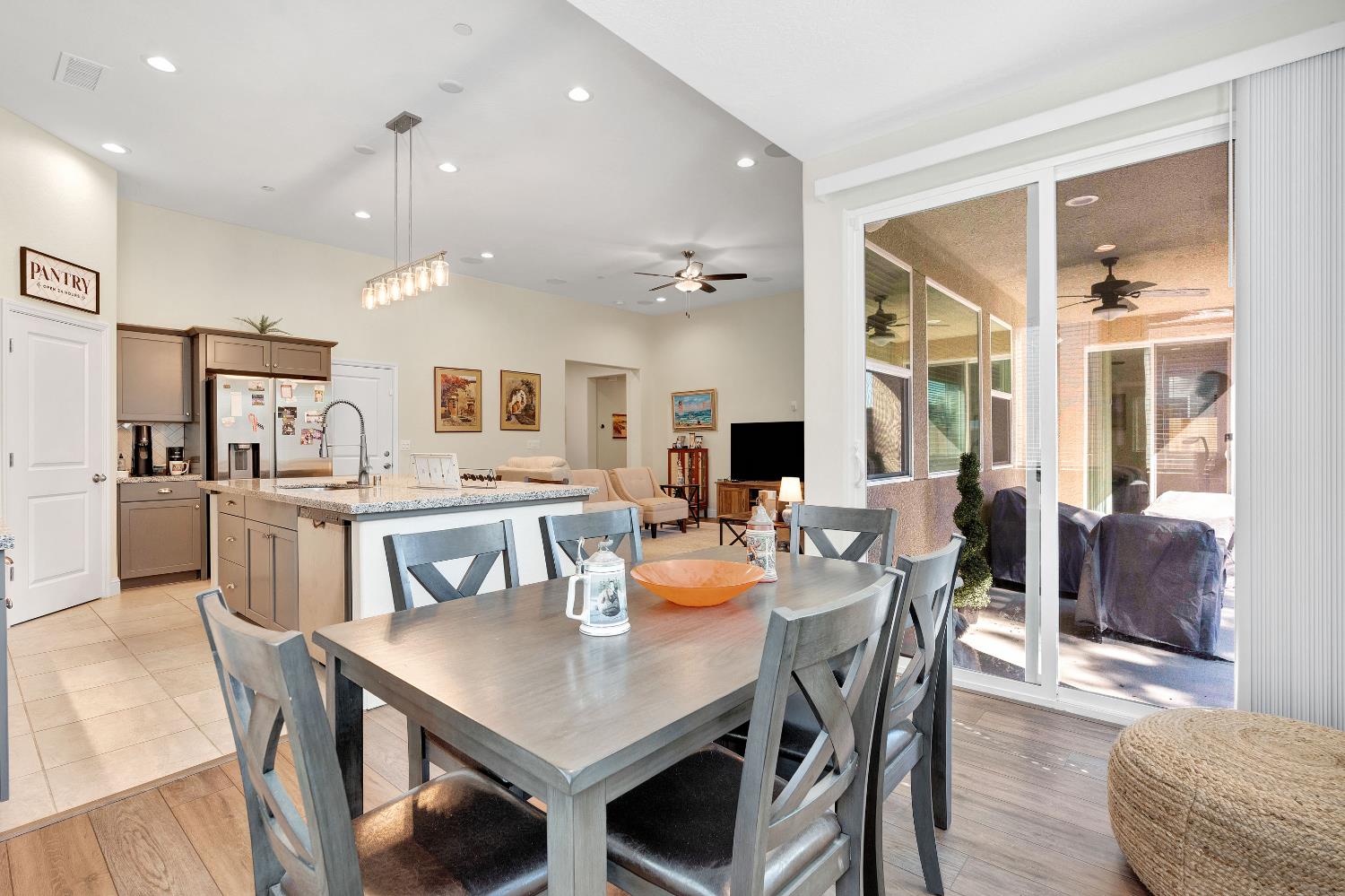 1807 Las Rosas Ave, Clovis, CA 93619