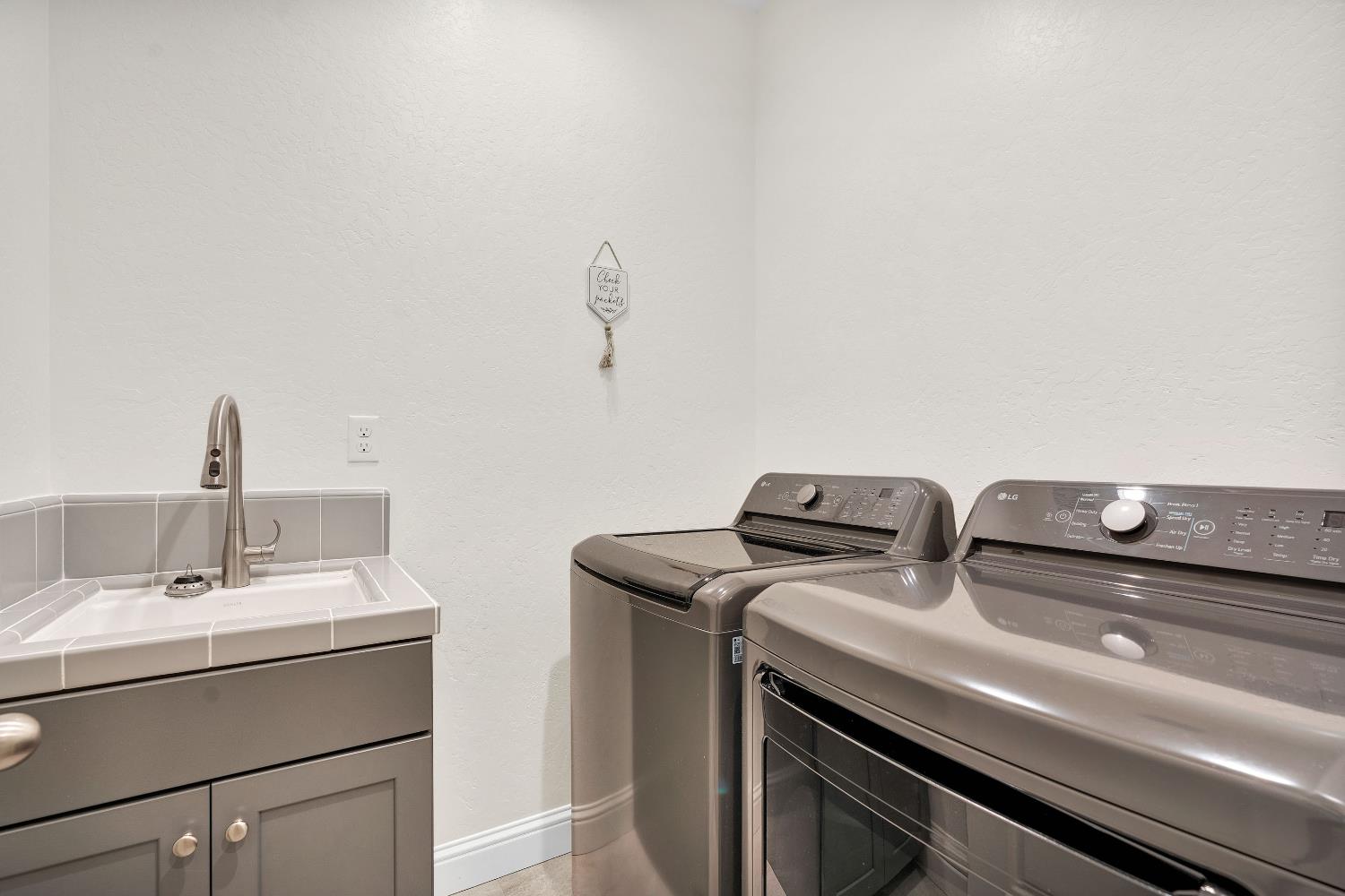 1807 Las Rosas Ave, Clovis, CA 93619