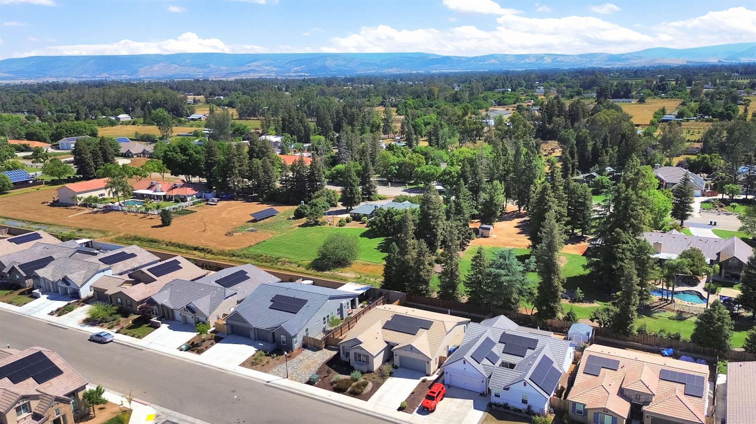 1807 Las Rosas Ave, Clovis, CA 93619