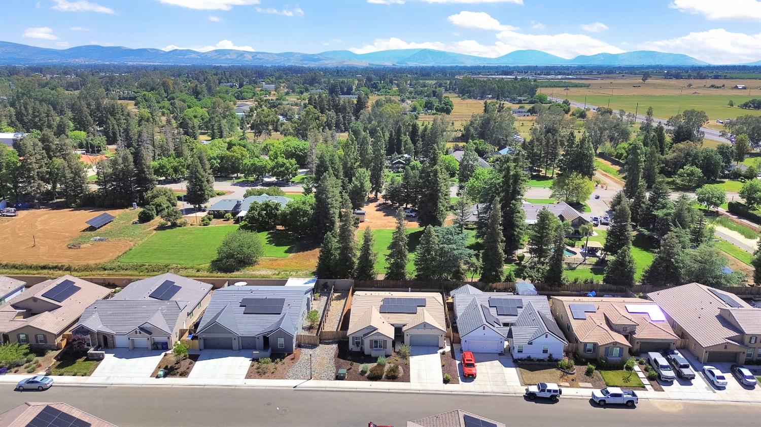 1807 Las Rosas Ave, Clovis, CA 93619