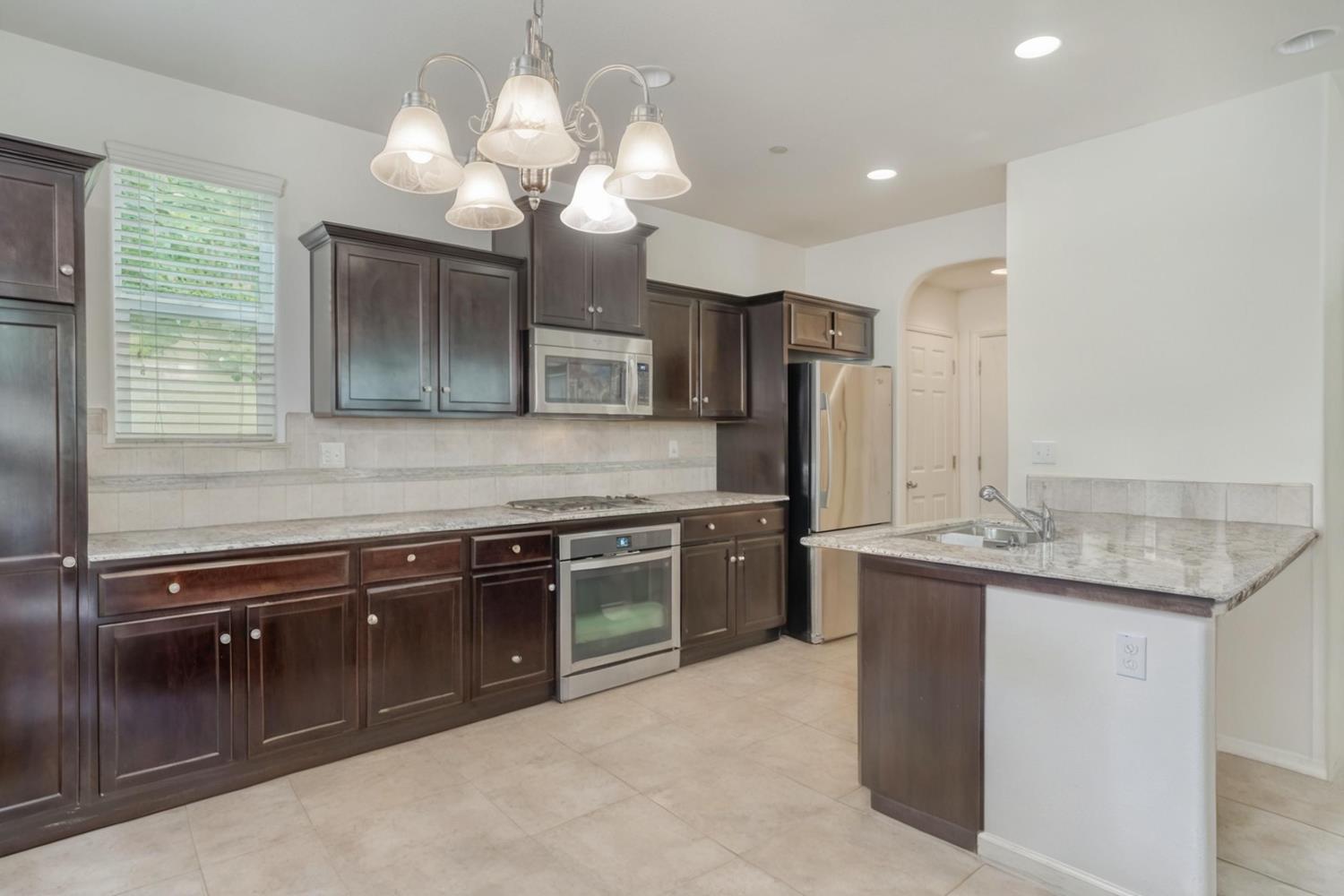 1525 N Piccadilly Ln, Clovis, CA 93619