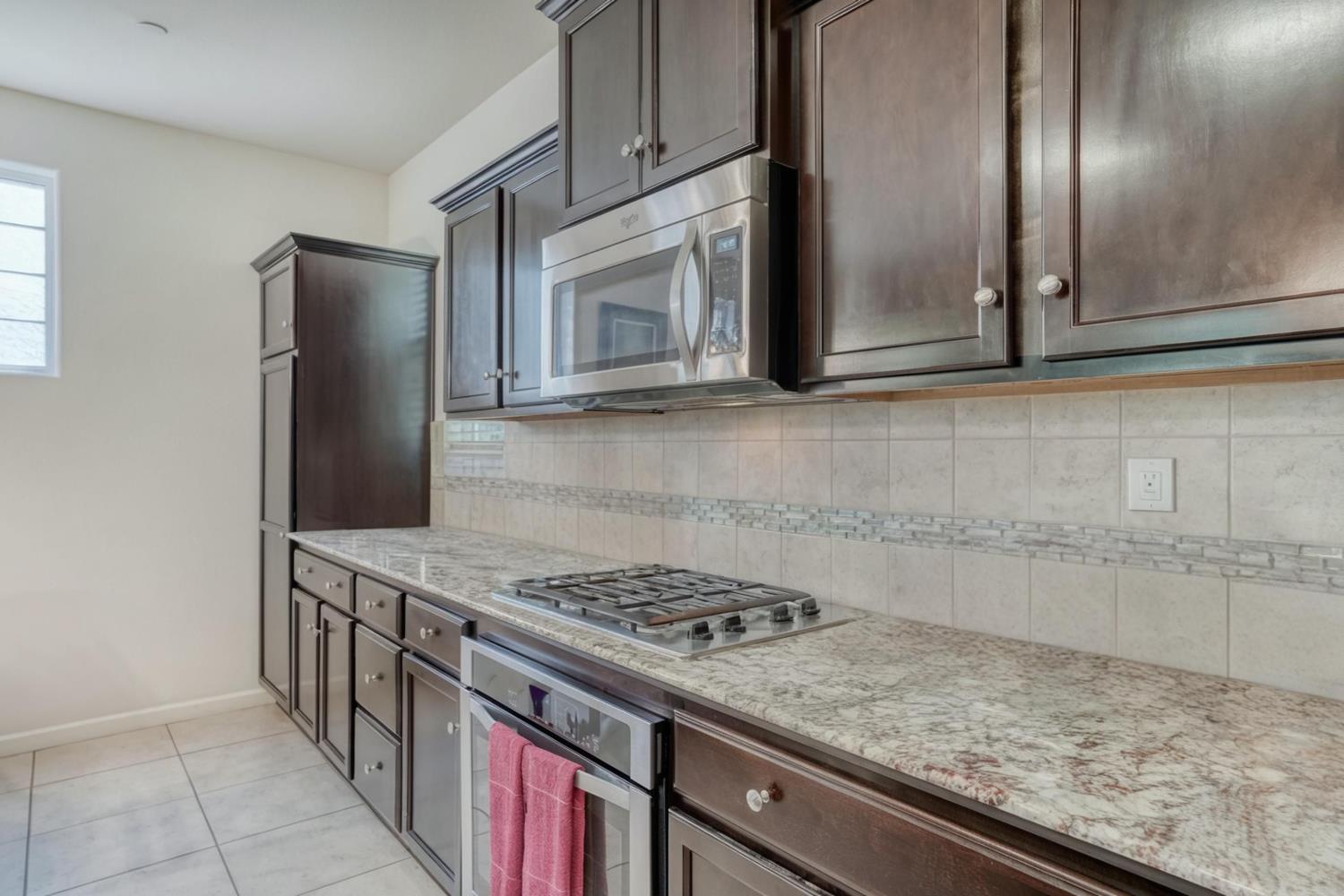 1525 N Piccadilly Ln, Clovis, CA 93619