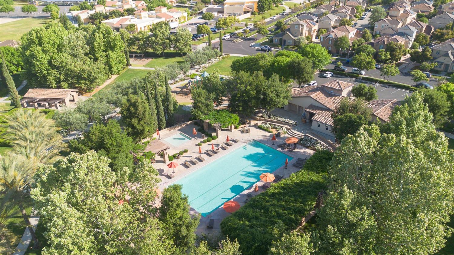 1525 N Piccadilly Ln, Clovis, CA 93619