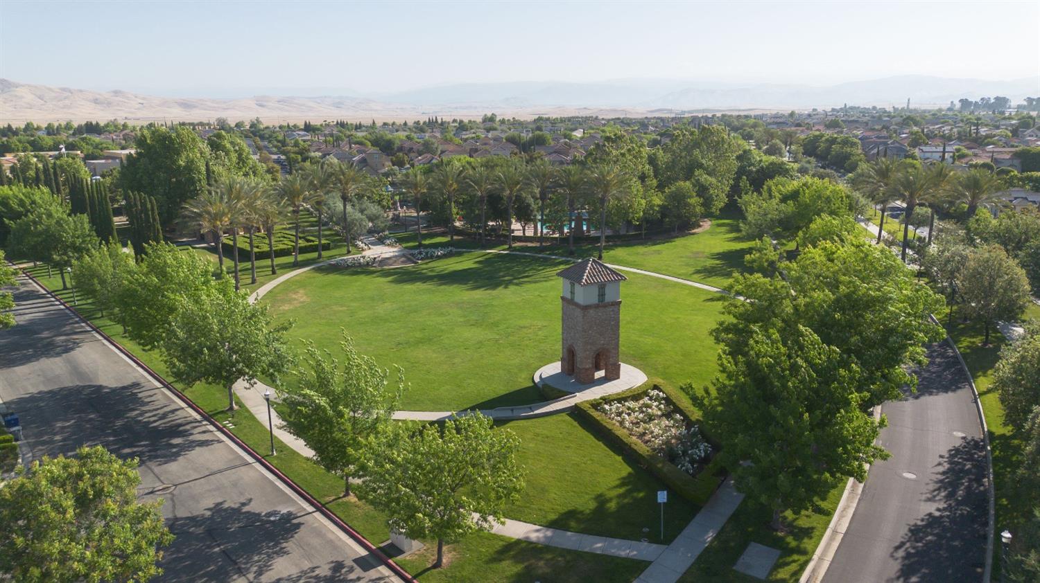 1525 N Piccadilly Ln, Clovis, CA 93619