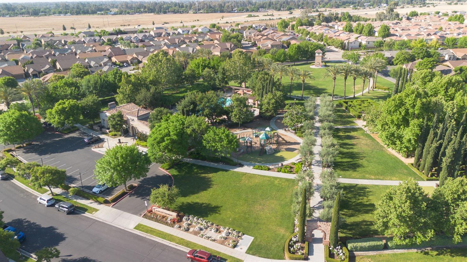 1525 N Piccadilly Ln, Clovis, CA 93619