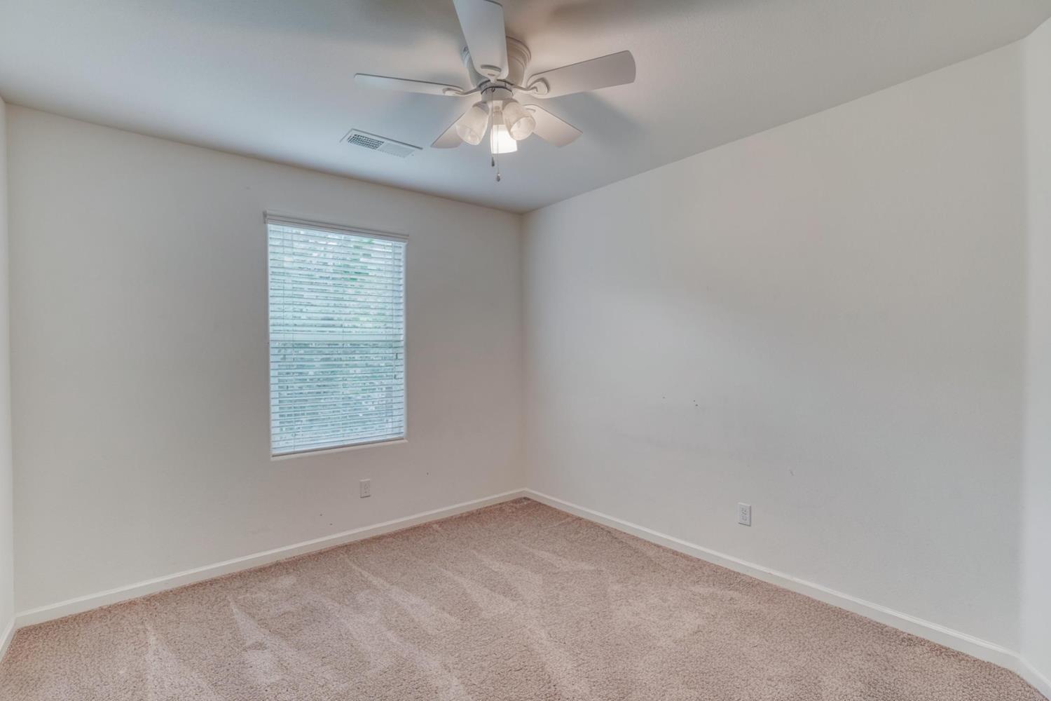 1525 N Piccadilly Ln, Clovis, CA 93619