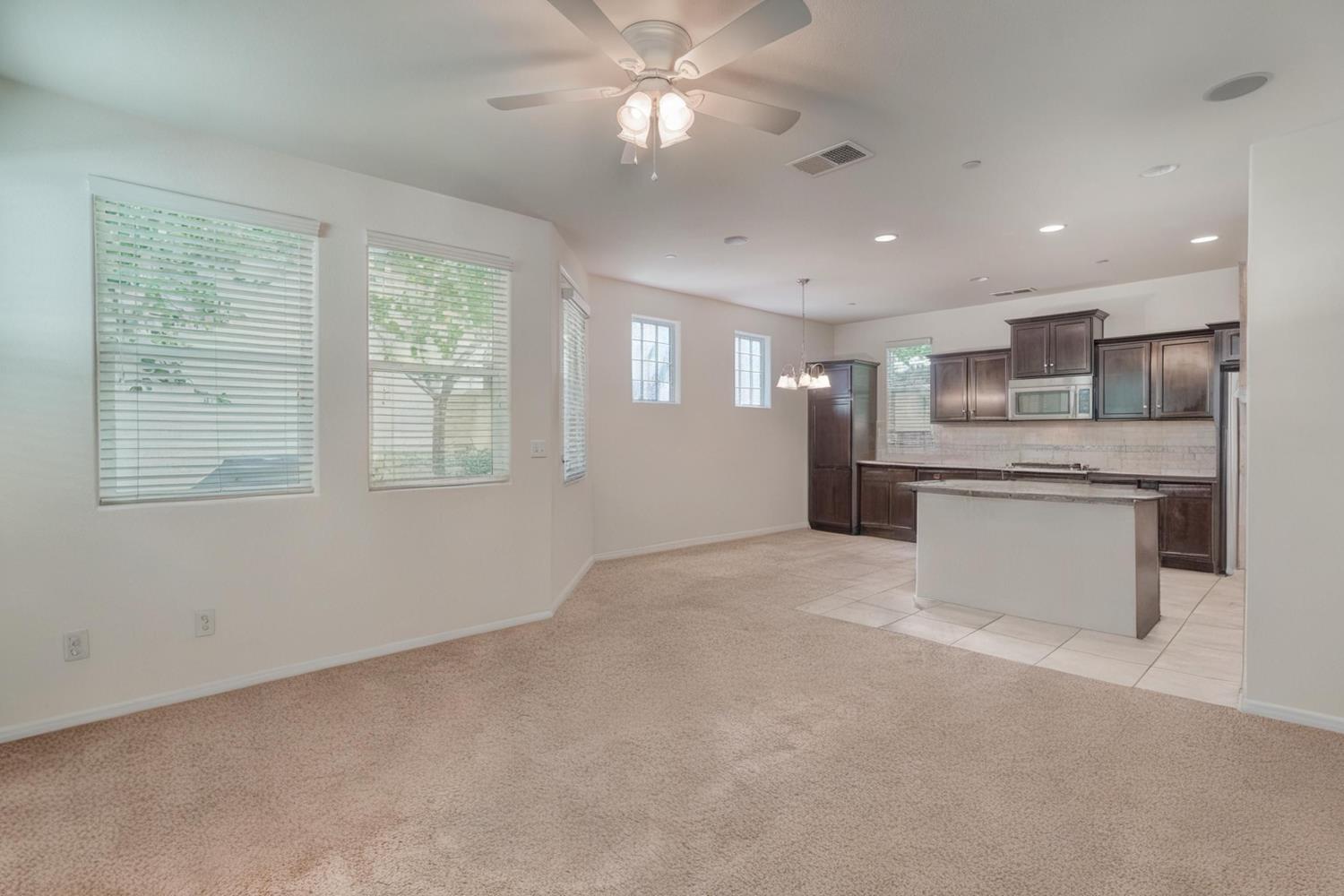 1525 N Piccadilly Ln, Clovis, CA 93619