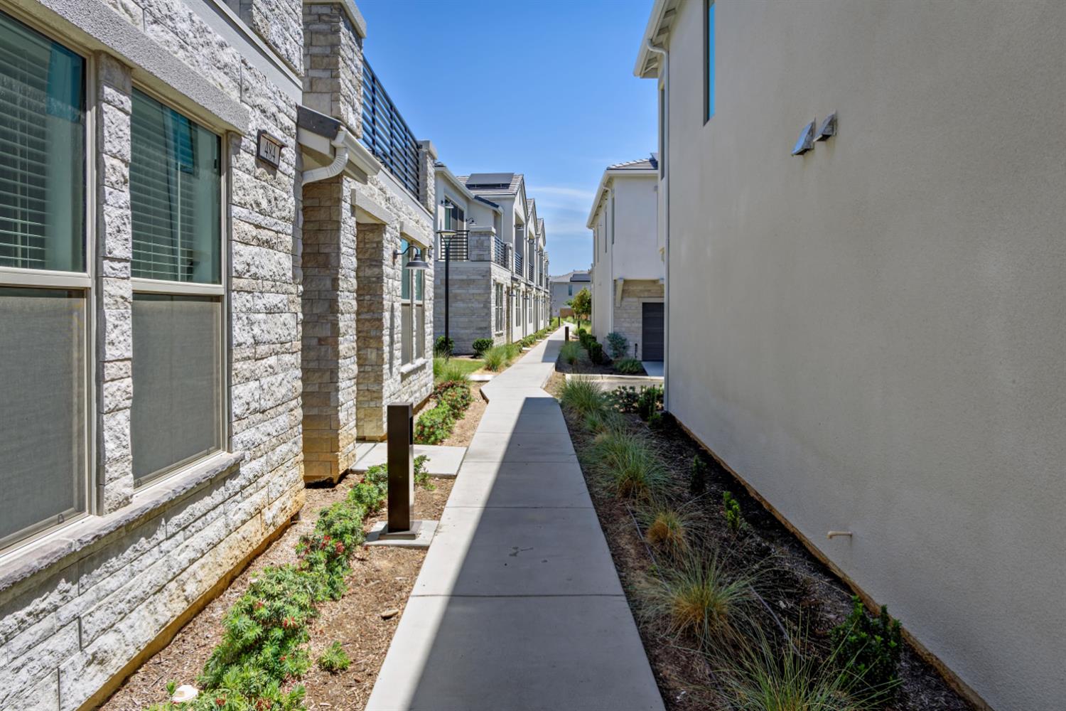 484 W Balsam Ln, Clovis, CA 93611