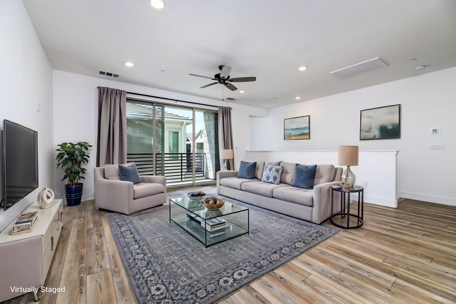 484 W Balsam Ln, Clovis, CA 93611