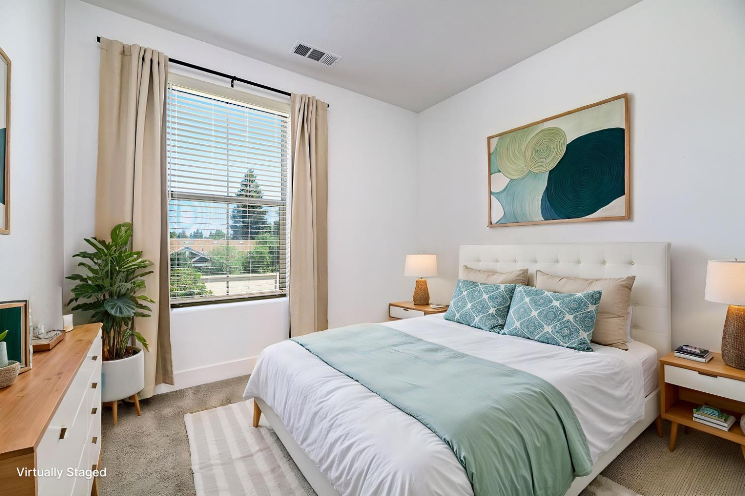 484 W Balsam Ln, Clovis, CA 93611