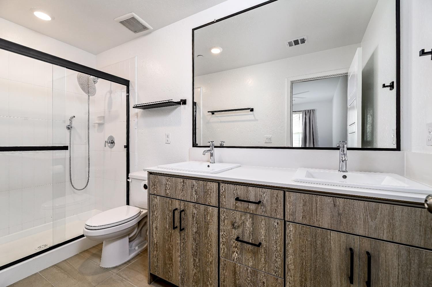 484 W Balsam Ln, Clovis, CA 93611
