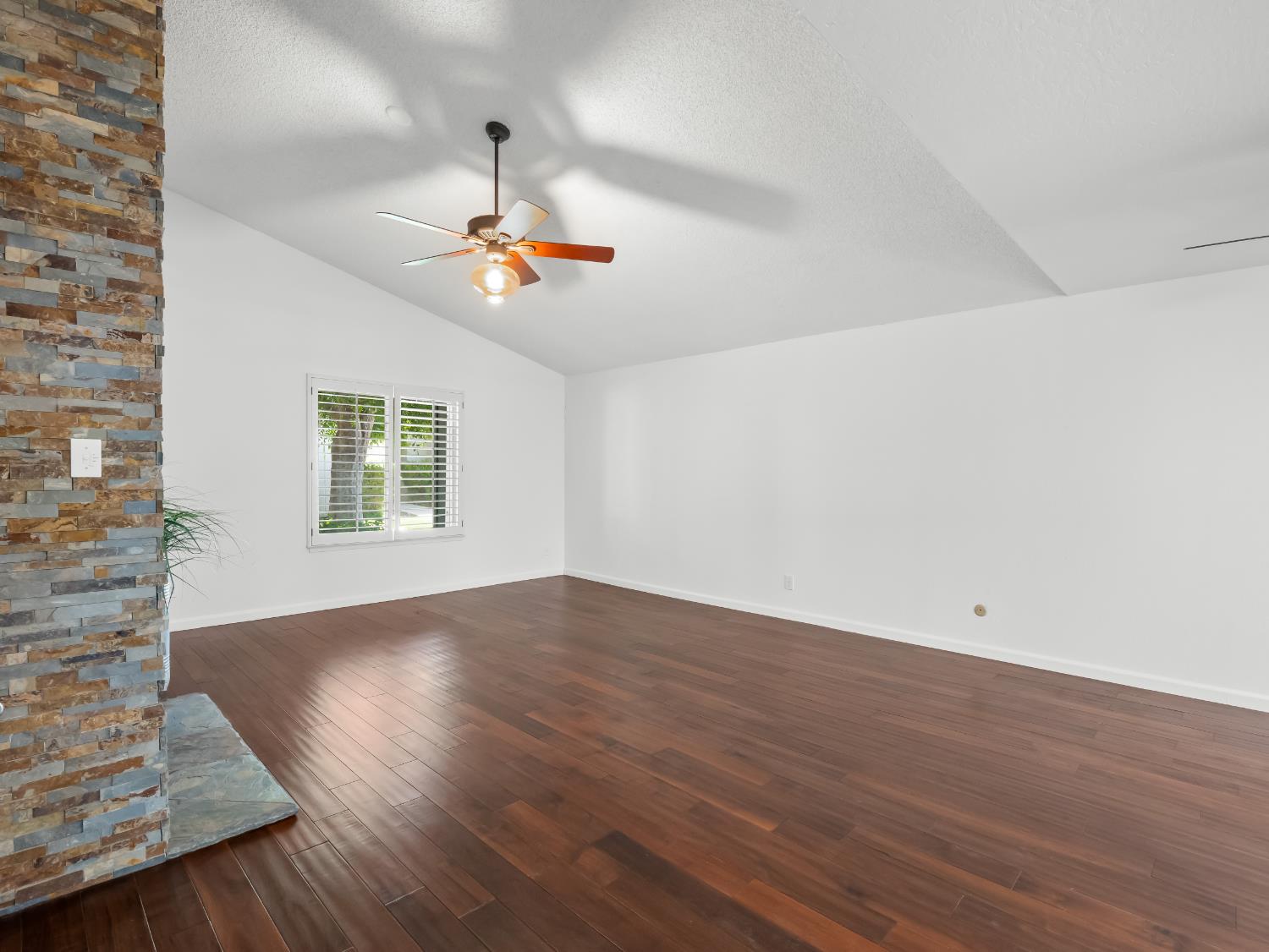 1872 Cougar Ln, Clovis, CA 93611