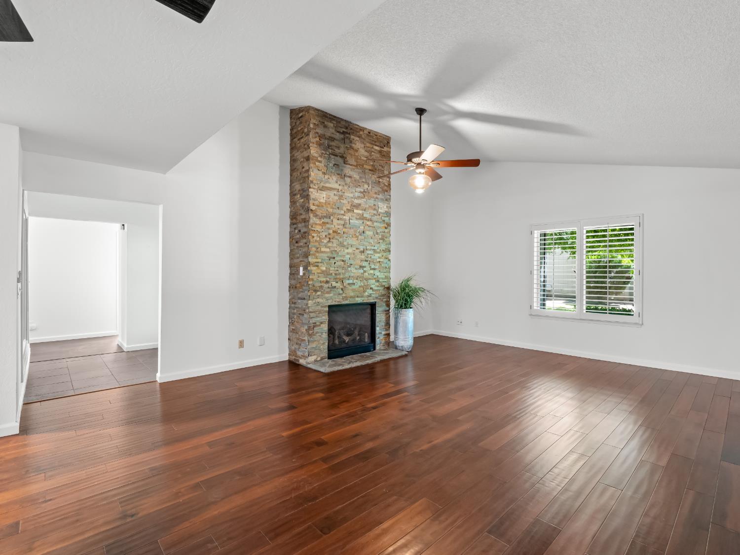 1872 Cougar Ln, Clovis, CA 93611