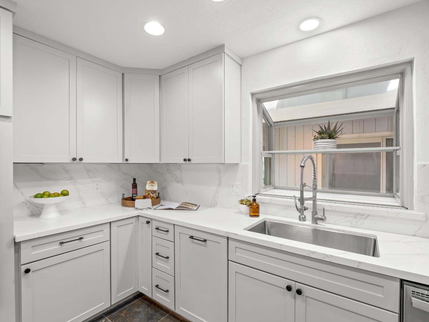 1872 Cougar Ln, Clovis, CA 93611